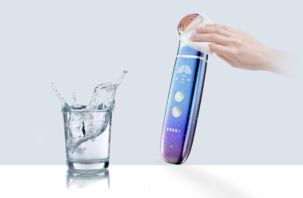 Multifunkční přístroj pro péči o pleť LumiDream Bloom s červeným světlem